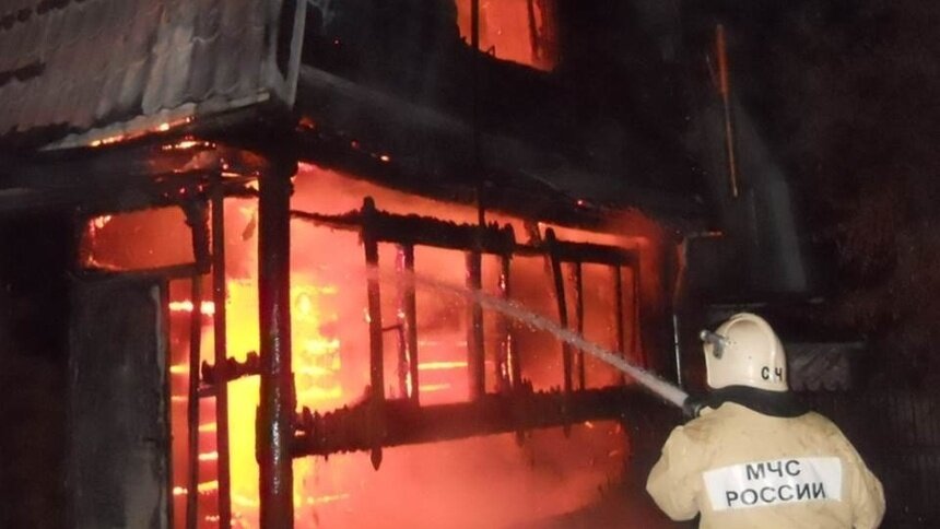 В Багратионовском районе сгорел деревянный дом с мансардой - Новости Калининграда | Фото: МЧС России