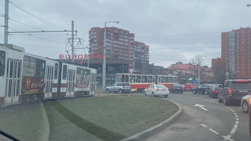 В Калининграде автомобиль столкнулся с трамваем - Новости Калининграда | Фото: очевидец