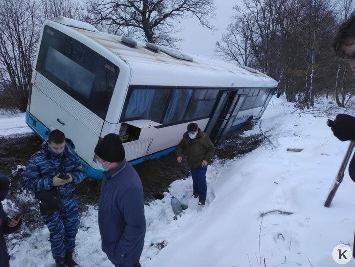 «Подъехал мужчина, помог открыть дверь»: пассажирка — о вылетевшем с трассы под Багратионовском автобусе  - Новости Калининграда | Фото: Анастасия Кос