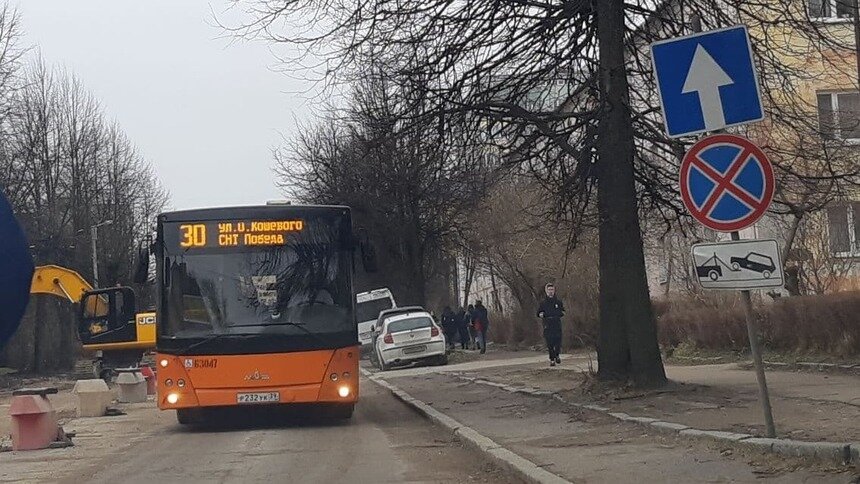 «Специально не пропускал маршрутку»: на Судостроительной автобусы пустили «против шерсти», водители конфликтуют  - Новости Калининграда | Фото читателя