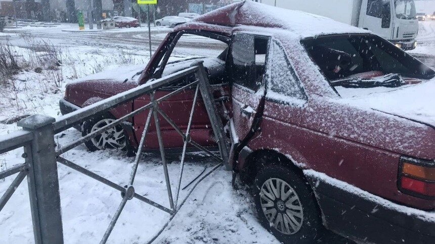 Смяло всю левую половину авто: на Моспроспекте легковушка врезалась в забор - Новости Калининграда | Фото: ГИБДД региона