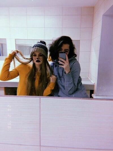 Лиза с подругой в общем туалете | Фото: Елизавета Чепурченко