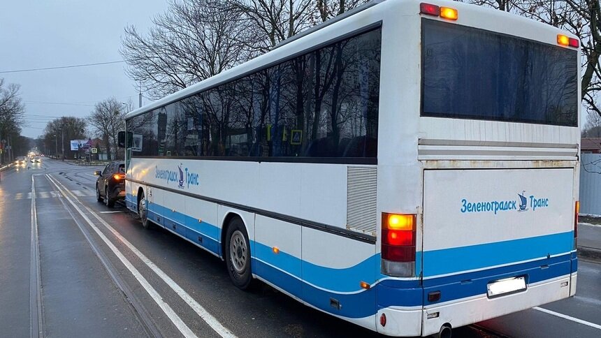 На Суворова автобус въехал в стоявшую на стоп-линии легковушку, пострадала водитель Toyota - Новости Калининграда | Фото: ГИБДД региона