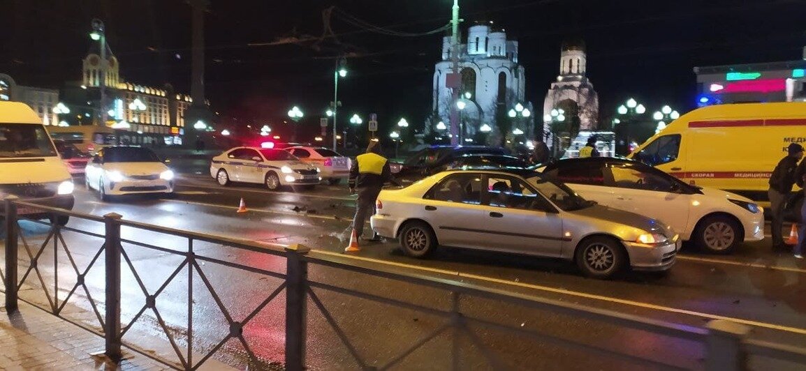 Клопс калининград. Клопс Янтарный ДТП вчера вечером. Авария такси и четырех машин. ДТП на 9 апреля Калининград. ДТП С участием мотоцикла.