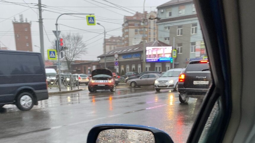 На Советском проспекте образовалась километровая пробка из-за аварии на пересечении с Яналова - Новости Калининграда | Фото: очевидец