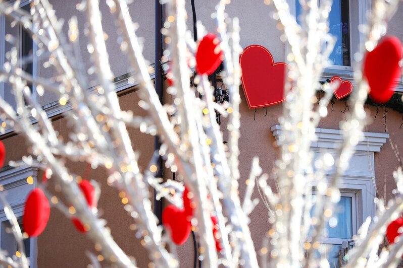 Повсюду сердца и купидоны: Зеленоградск украшают ко Дню всех влюблённых (фоторепортаж) - Новости Калининграда | Фото: Александр Подгорчук / «Клопс»