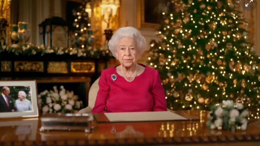 Daily Mail: у королевы Британии Елизаветы II начали отказывать ноги - Новости Калининграда | Cкриншот трансляции видео-обращения королевы на YouTube