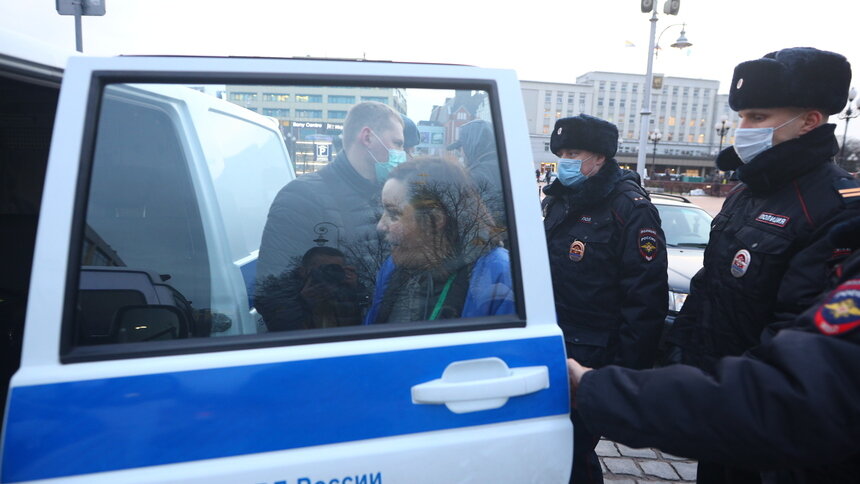 В Калининграде начали задерживать протестующих на несанкционированной акции (фото)   - Новости Калининграда | Фото: «Клопс»