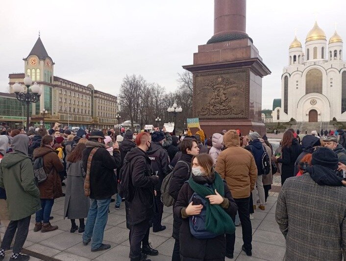 На площади Победы в Калининграде проходит несанкционированная акция (фото) - Новости Калининграда | Фото: «Клопс»