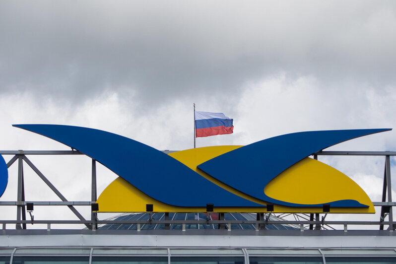 И стало солнце красным: в Храброво перекрасили сине-жёлтый логотип над фасадом - Новости Калининграда | Фото: архив «Клопс»
