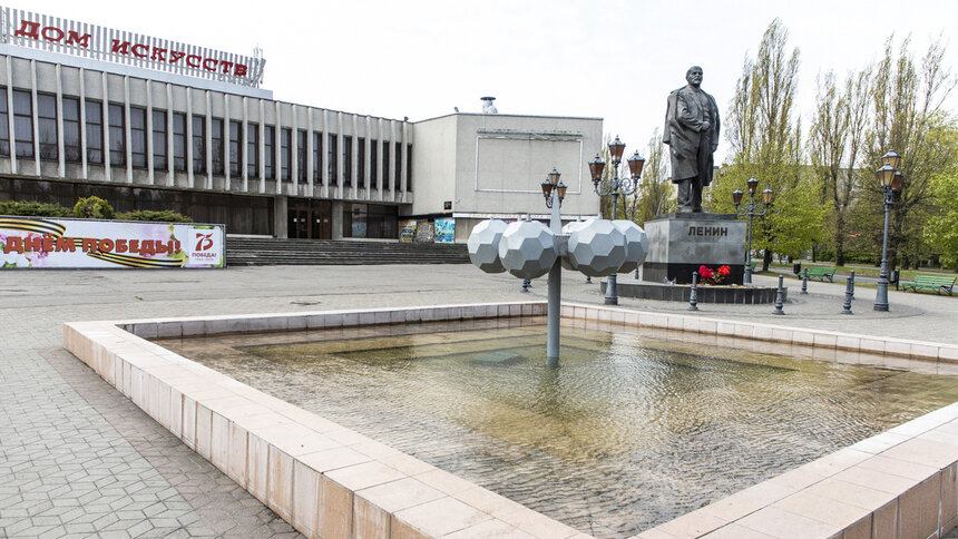 После реконструкции сквера у Дома искусств власти решили сохранить шары из фонтана   - Новости Калининграда | Фото: архив «Клопс»