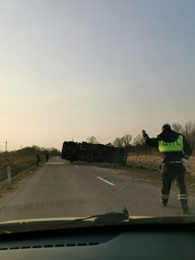 В Гвардейском районе перевернулся мусоровоз  - Новости Калининграда | Фото: очевидец