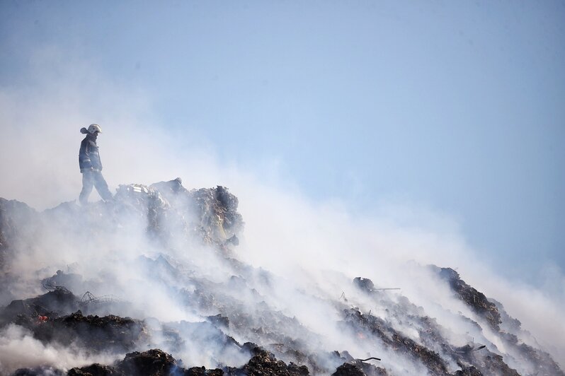 Ветер раздувает пламя: под Знаменском третьи сутки горит мусорная свалка (фоторепортаж)  - Новости Калининграда