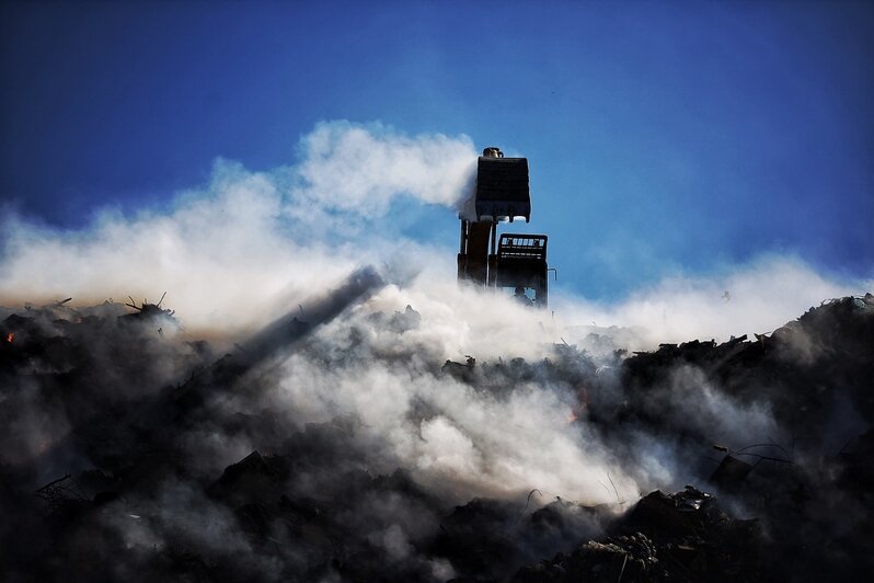 Ветер раздувает пламя: под Знаменском третьи сутки горит мусорная свалка (фоторепортаж)  - Новости Калининграда