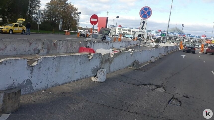 На въезде в Храброво сквозной проезд для авто перегородили бетонными блоками (фото) - Новости Калининграда | Фото читателя