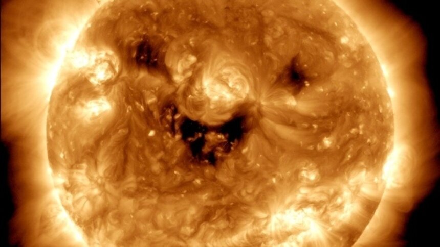Астрономы NASA показали, как «улыбается» Солнце (фото) - Новости Калининграда | Фото: страница NASA в соцсетях