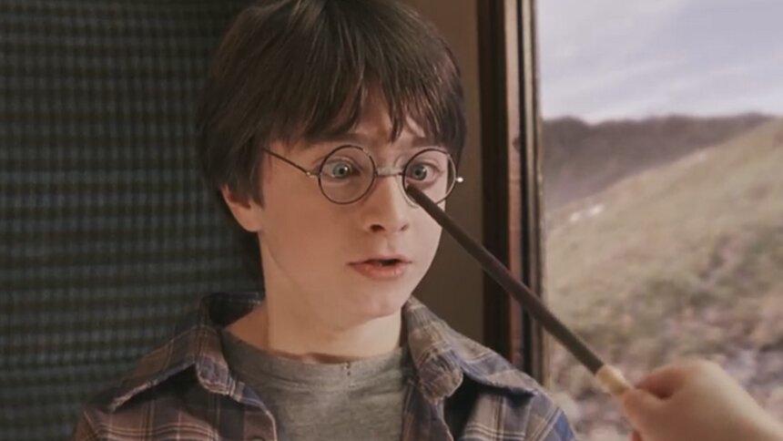 Warner Bros. Discovery надеется снять новые фильмы про Гарри Поттера с согласия Роулинг — СМИ   - Новости Калининграда | Кадр из фильма «Гарри Поттер и философский камень»