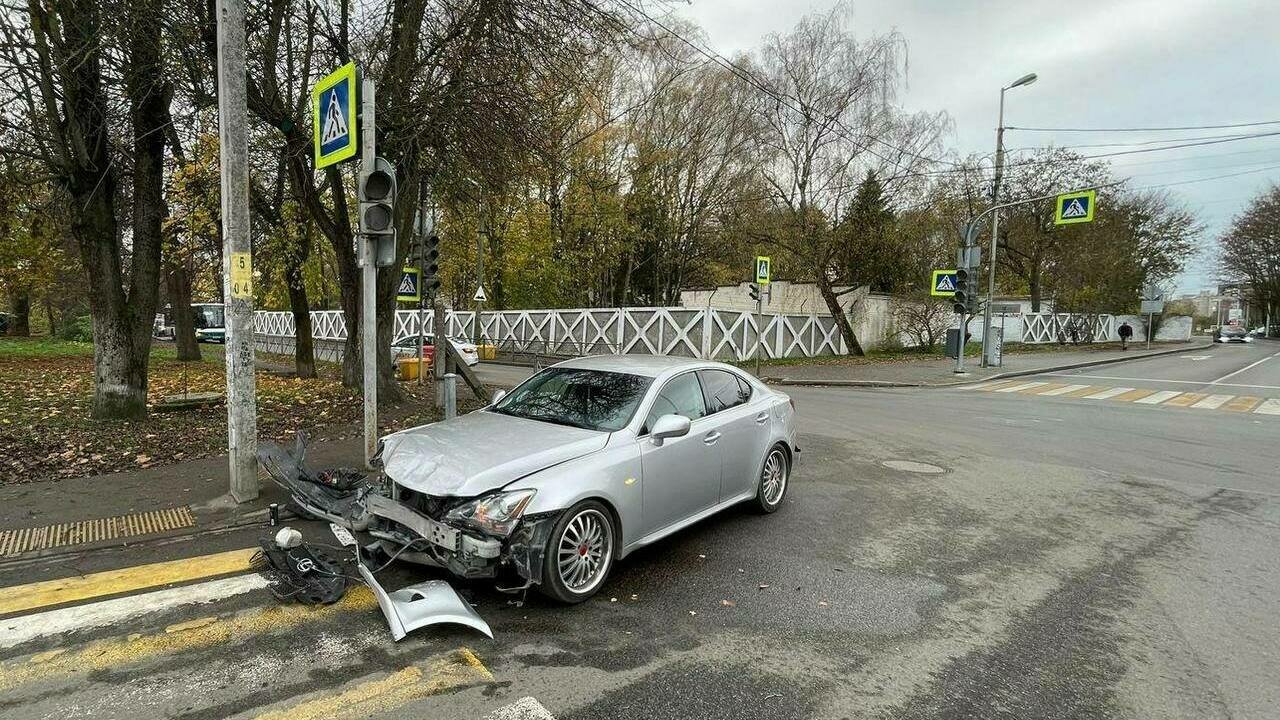 На пересечении Аллеи Смелых и Судостроительной столкнулись Lexus и «Лада» -  Новости Калининграда