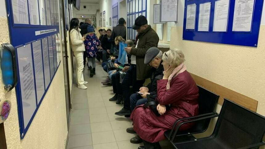 «Нужен на всякий случай»: калининградцы часами сидят в очереди на получение загранпаспорта  - Новости Калининграда | Фото: «Клопс»