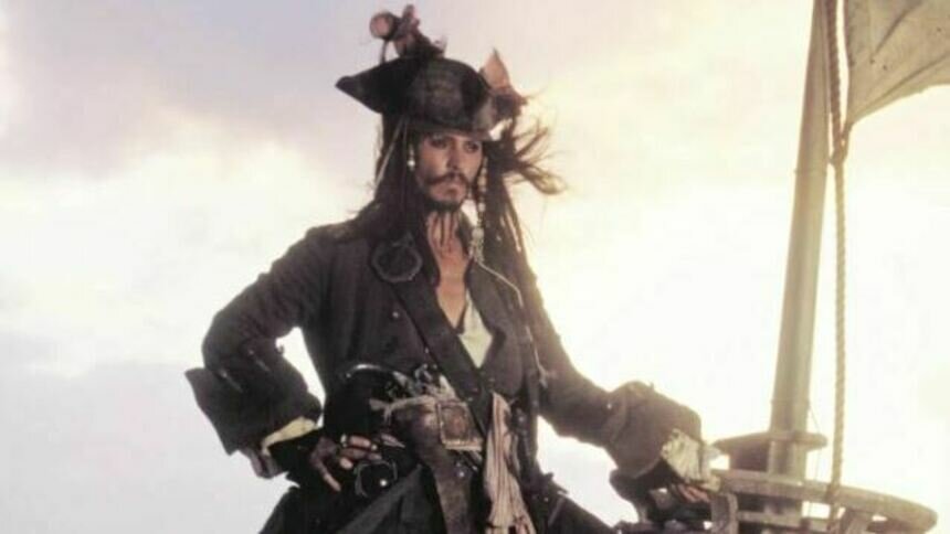 Джонни Депп в роли Джека Воробья | Кадр из фильма «Пиратов Карибского моря»