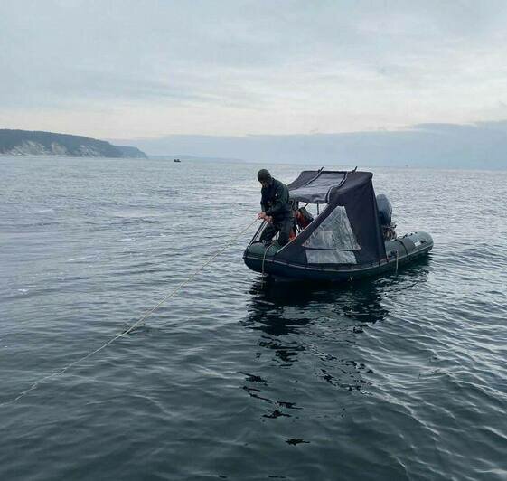 Под Отрадным спасли двоих рыбаков, которые застряли на лодке с неисправным мотором в 500 метрах от берега - Новости Калининграда | Фото: пресс-служба МЧС региона