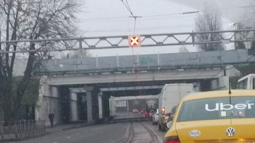 Из-за неработающего светофора на реверсивном мосту собралась пробка в сторону центра Калининграда - Новости Калининграда | Фото: очевидец