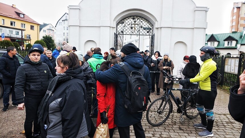 На отпевание приехали десятки друзей погибшего велосипедиста | Фото: Александр Подгорчук / «Клопс» 