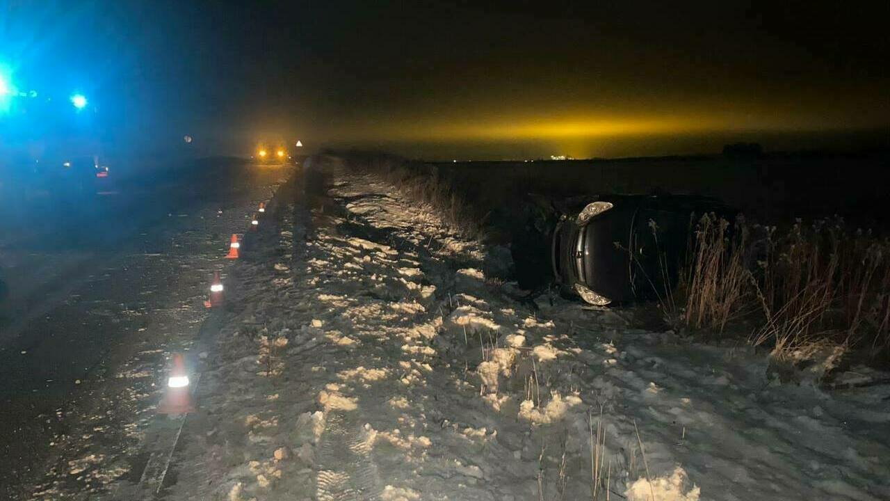 Под Гвардейском машина съехала с дороги и опрокинулась, госпитализировали  62-летнюю пассажирку - Новости Калининграда