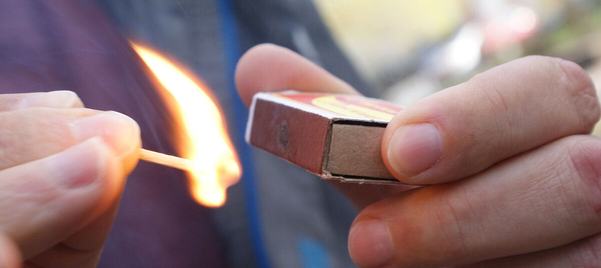 Зажженная спичка. Спички в руках. Поджог спичку. Горящая спичка в руке. Умышленный поджог.