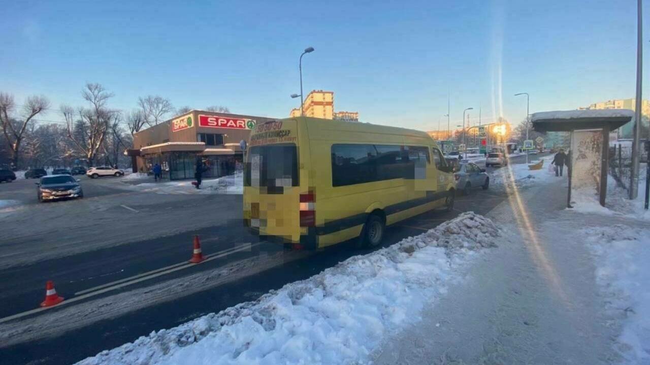 На Автомобильной в резко отъехавшей с остановки маршрутке упала женщина, её  увезли в больницу - Новости Калининграда