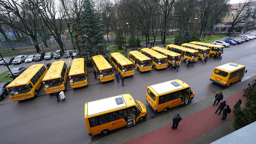 14 школьных автобусов и 13 машин скорой помощи: муниципалитеты Калининградской области получили новый транспорт - Новости Калининграда | Фото: пресс-служба правительства Калининградской области