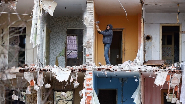 Фото дня: на Беговой сносят аварийный дом 
