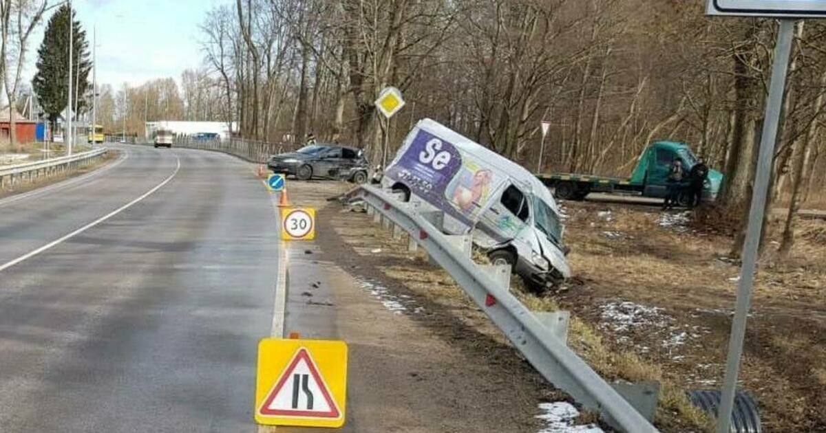 В Гурьевском районе столкнулись три автомобиля, пострадали водитель и ...
