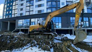 Получил тяжёлые травмы и впал в кому: в Калининграде упавшего в котлован строителя завалило землёй