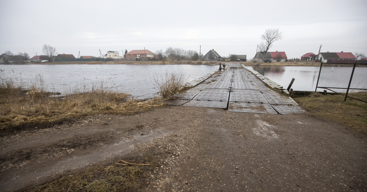 В Полесском районе с понтонного моста в реку сорвался 36-летний рыбак