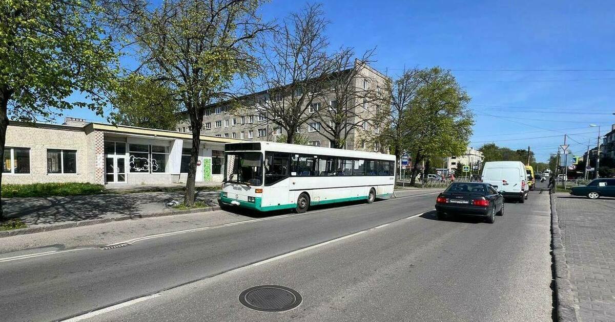 На пересечении Борзова и Красной в резко затормозившем автобусе