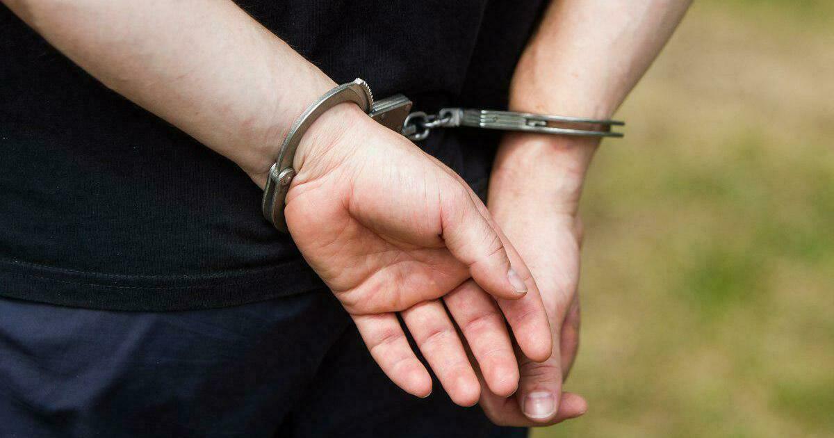 Приставал к официантам и гостям: на Гайдара 42-летний мужчина напился и ...