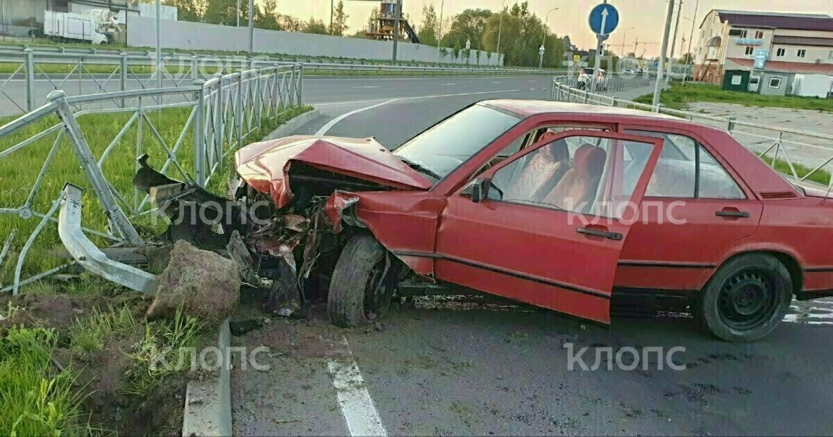 Врезался в забор и пытался снова сесть за руль: в Калининграде очевидцы ...