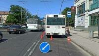 Водитель не закрыл дверь: в Калининграде пенсионерка выпала из отъезжавшего от остановки автобуса