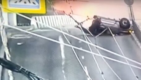Появилось видео аварии на Горького, где автомобиль от удара в столб разорвало на части   