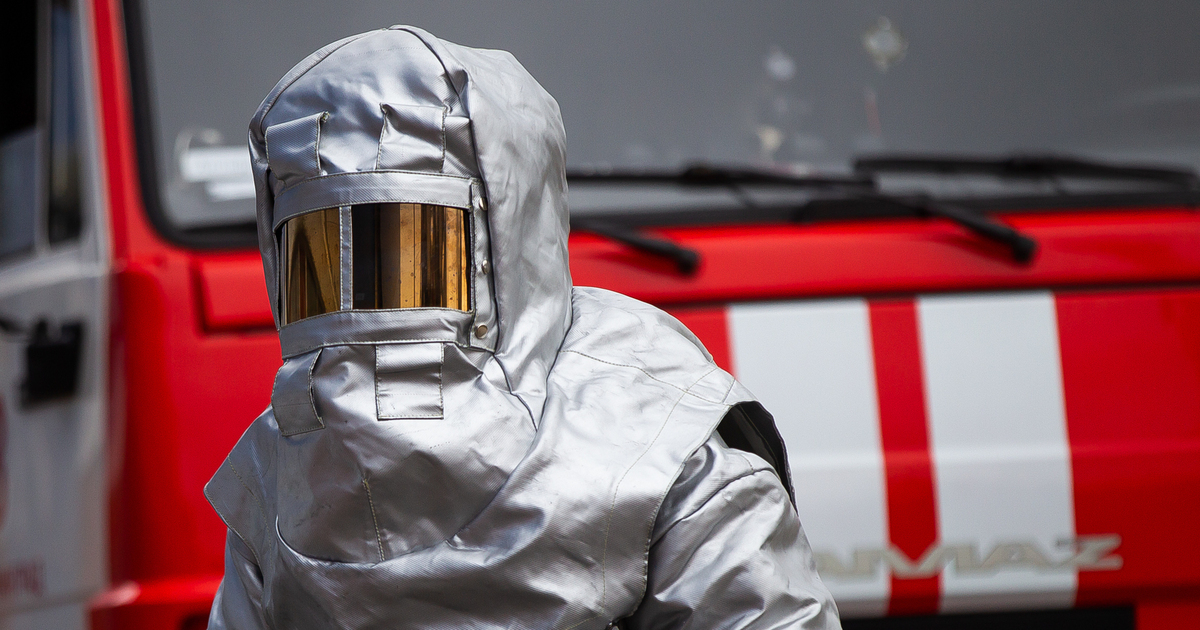 В Москве на Алтуфьевском шоссе из грузовика, перевозившего канистры с ...