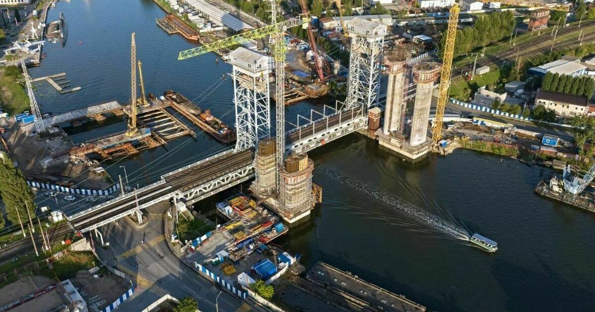В Калининграде начали собирать центральный пролёт ж/д дублёра ...