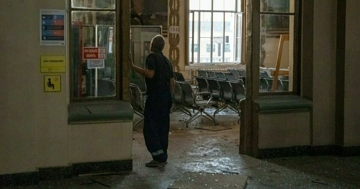 Курск ночь беспилотник. Вокзал Курск. Разбомбили вокзал в Курске. Беспилотник Курск. Курский вокзал зал ожидания
