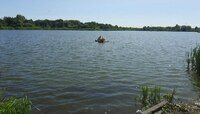 На берегу были тапки и лужа крови: на окраине Калининграда нашли тело мужчины, плавающее в озере  