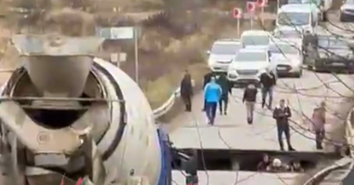 Под Подольском провалился мост, по которому ехала 60-летняя ...