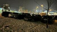«Местным негде приткнуться»: на Сельме водители запарковали тротуар и газоны, которые завалило снегом (видео)