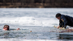 Не мог даже говорить: в Калининграде спасли провалившегося под лёд озера окоченевшего рыбака  