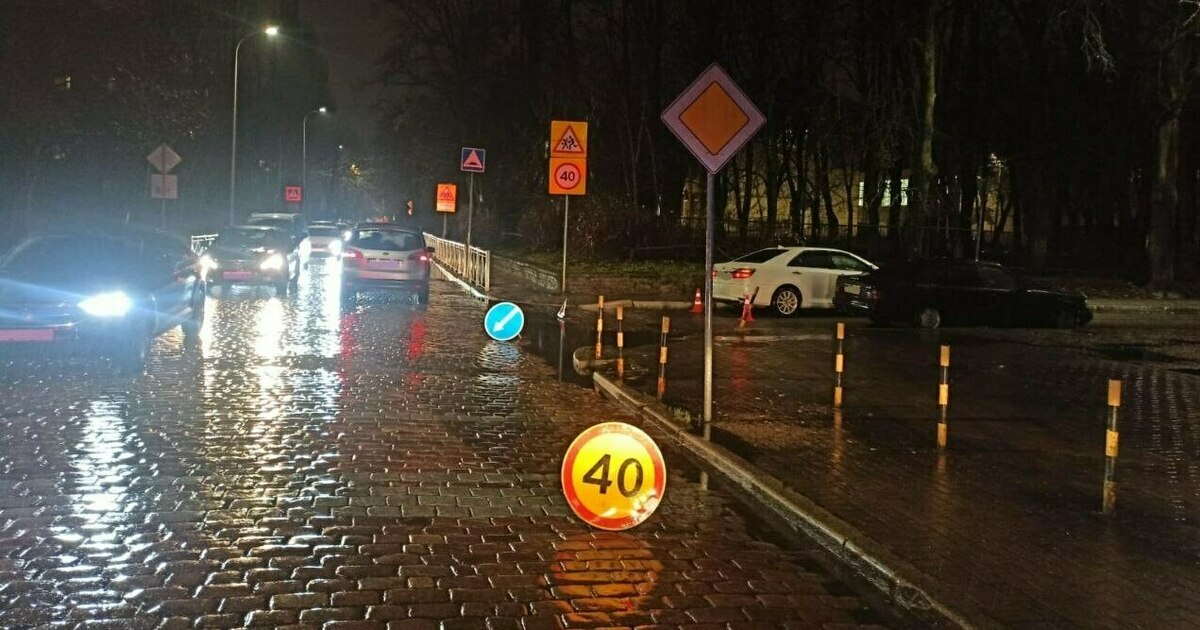 На повороте у лицея №49 женщина выскочила на дорогу и попала под колёса ...