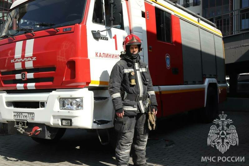 На Артиллерийской мужчина пытался свести счёты с жизнью, его спас сотрудник МЧС - Новости Калининграда | Фото: пресс-служба МЧС региона