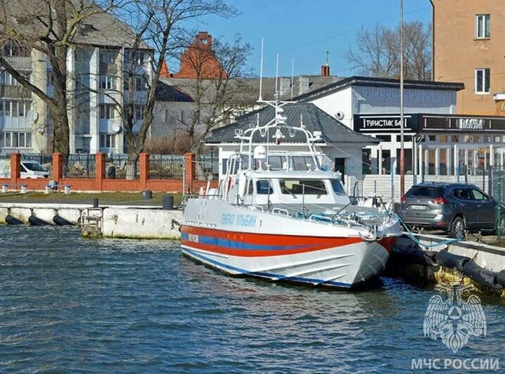 В районе Балтийска спасли трёх рыбаков, застрявших на неисправной лодке в 11 километрах от берега - Новости Калининграда | Фото: пресс-служба МЧС региона